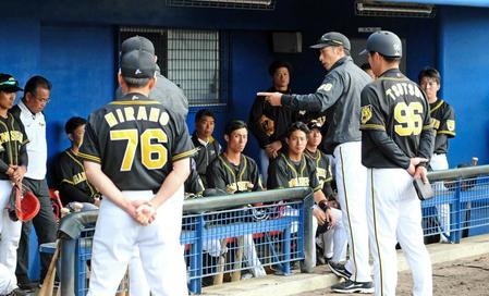 　試合後、ベンチで選手に話をする矢野監督（中央右）