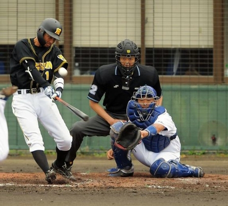 ３回阪神２死二塁、鳥谷が適時二塁打を放つ。（投手は・柳）＝北谷公園野球場（撮影・堀内翔）