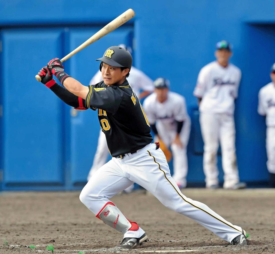 　９回、左越え二塁打を放つ木浪