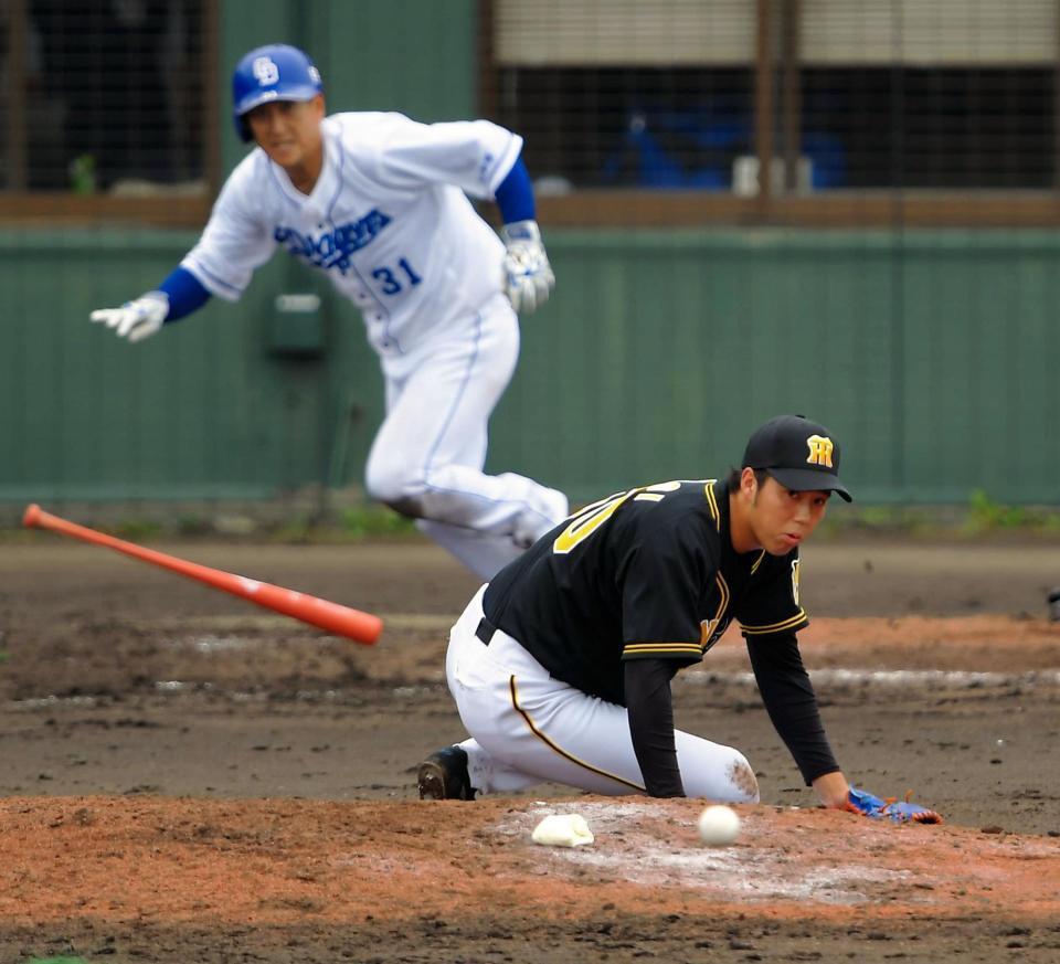 ８回中日２死二塁、渡辺に適時中前打を打たれた阪神・青柳＝北谷公園野球場（撮影・堀内翔）