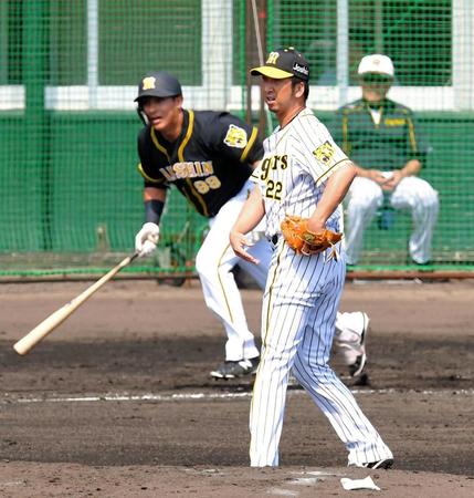 ２回、阪神　エフレン・ナバーロ（左）を二ゴロに打ち取る阪神・藤川球児＝かりゆしホテルズボールパーク宜野座（撮影・高部洋祐）