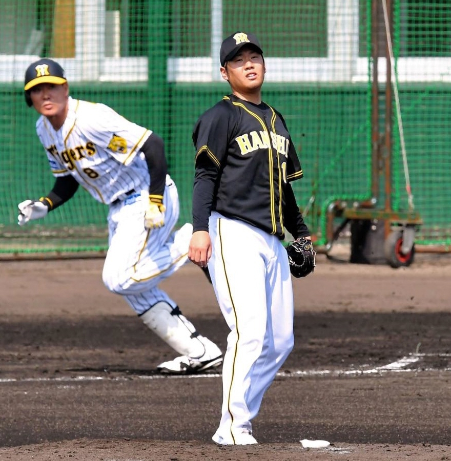 １回、阪神・福留孝介（左）を中飛に打ち取る阪神・西勇輝＝かりゆしホテルズボールパーク宜野座（撮影・高部洋祐）