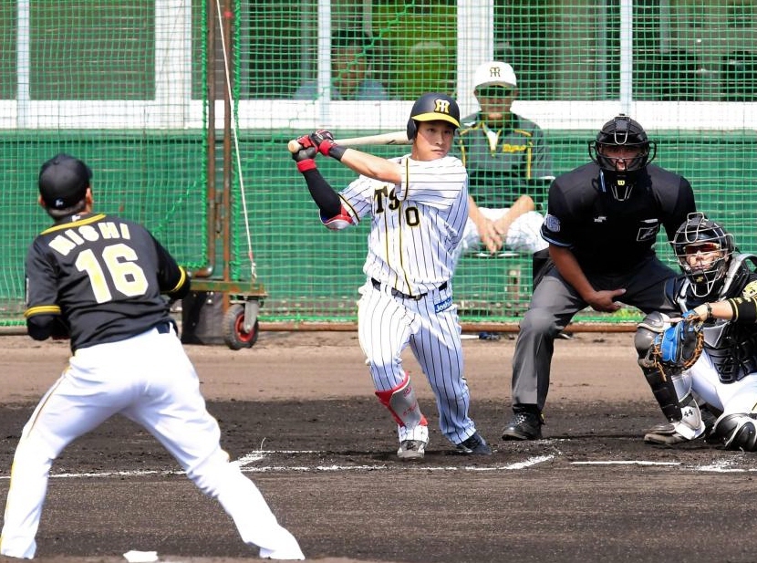 １回、阪神・西勇輝（左）から二塁打を放つ阪神・木浪聖也＝かりゆしホテルズボールパーク宜野座（撮影・高部洋祐）