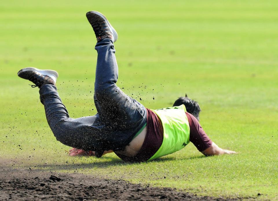 選手顔負けのファイト！？でボールに飛びつく＝宜野座（撮影・田中太一）