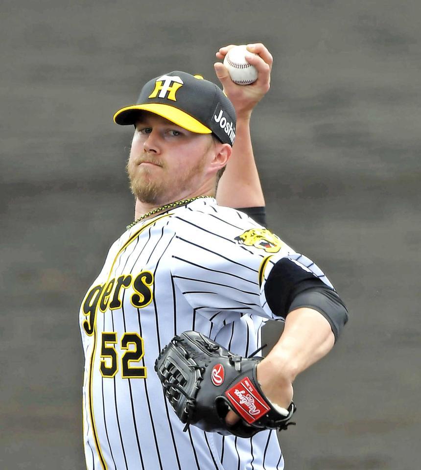 　３回に登板し変化球を投げ込むジョンソン