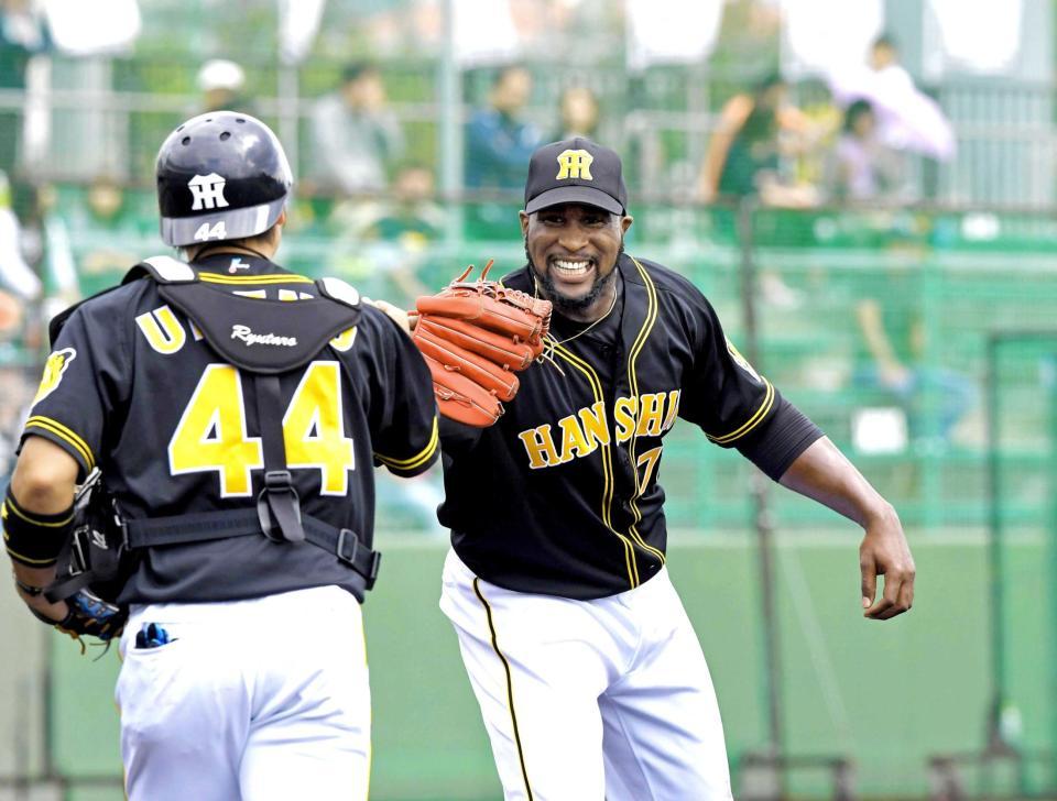 　３回、上本を併殺打に仕留め、捕手・梅野（左）とタッチを交わすガルシア（撮影・北村雅宏）