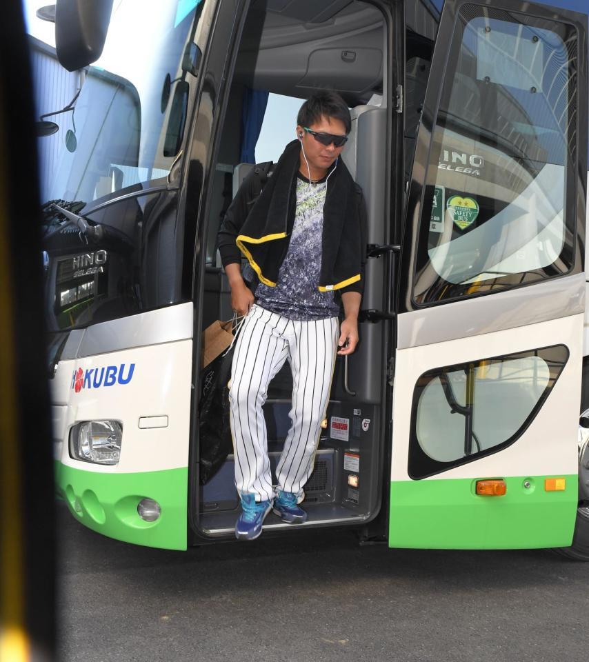 球場に到着した阪神・北條
