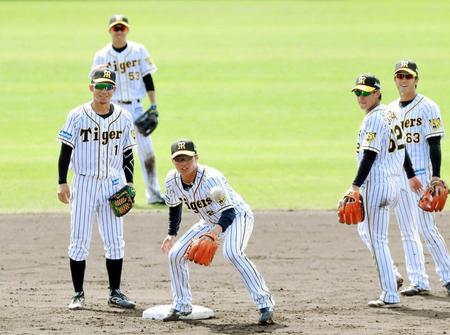 　今キャンプ最後のシートノックで送球を受ける北條。左は鳥谷（撮影・田中太一）