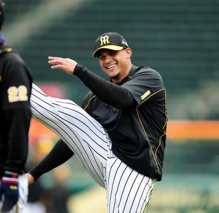 練習中、笑顔を見せる阪神　ジェフリー・マルテ＝甲子園（撮影・田中太一）