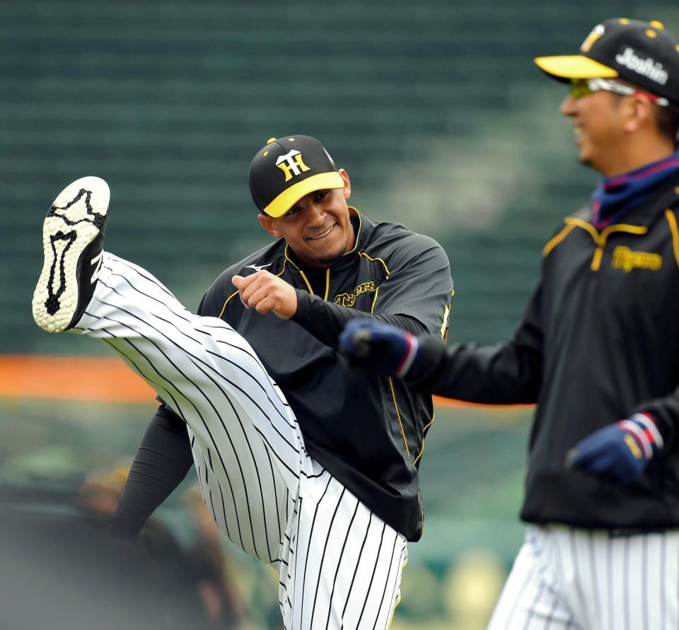 　阪神・藤川球児（右）と話をする阪神　ジェフリー・マルテ＝甲子園（撮影・田中太一）