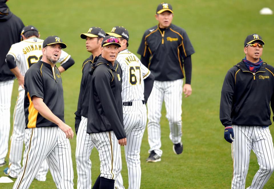 リニューアルされた電光掲示板を見る阪神・糸井嘉男（中央）ら＝甲子園（撮影・田中太一）