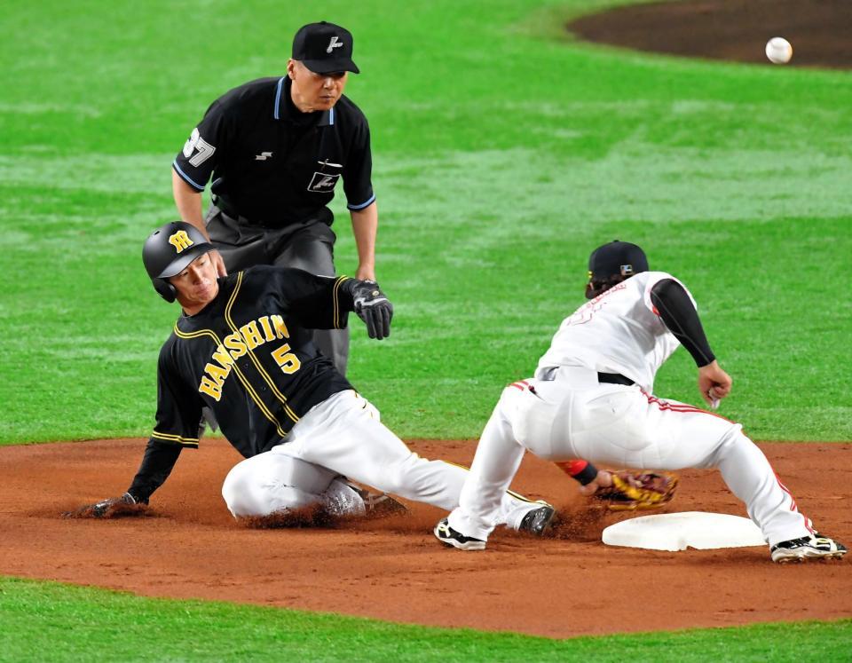 ３回阪神２死一塁、二盗を決める阪神・近本光司＝ヤフオクドーム（撮影・高部洋祐）