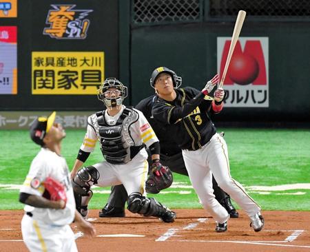 　１回、先制２ランを放つ大山。投手・ミランダ（撮影・高部洋祐）　