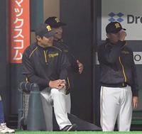 　２回、ベンチでサインを出す（中央奥）