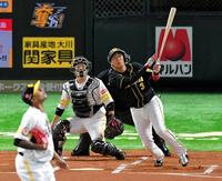 １回阪神２死二塁、左中間に先制の２ランを放つ阪神・大山悠輔。投手・ソフトバンク　アリエル・ミランダ＝ヤフオクドーム（撮影・高部洋祐）