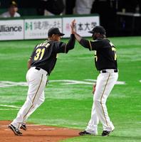 ４回、ソフトバンク・甲斐拓也の打球を好捕し、阪神　オネルキ・ガルシア（右）とタッチを交わす阪神　ジェフリー・マルテ＝ヤフオクドーム（撮影・高部洋祐）
