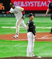 ６回ソフトバンク２死一・二塁、ソフトバンク　ジュリスベル・グラシアル（奥）に３ランを浴びる阪神・西勇輝＝ヤフオクドーム（撮影・高部洋祐）