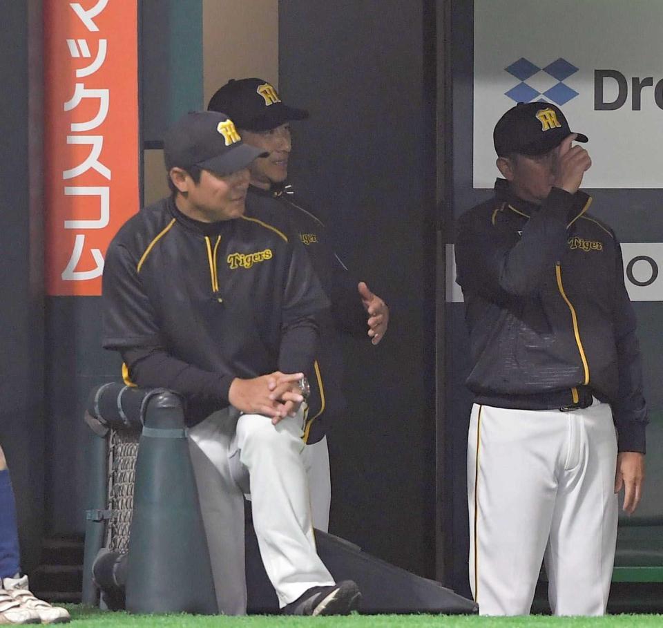 　２回、ベンチでサインを出す（中央奥）