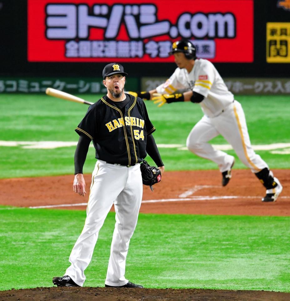 １回ソフトバンク２死満塁、ソフトバンク・松田宣浩（奥）に逆転の満塁弾を浴びる阪神　ランディ・メッセンジャー＝ヤフオクドーム（撮影・高部洋祐）