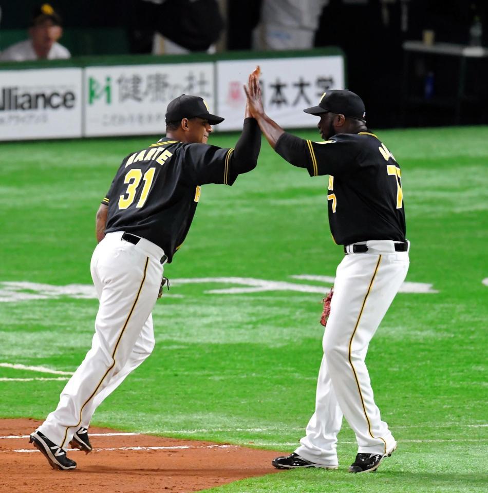 ４回、ソフトバンク・甲斐拓也の打球を好捕し、阪神　オネルキ・ガルシア（右）とタッチを交わす阪神　ジェフリー・マルテ＝ヤフオクドーム（撮影・高部洋祐）