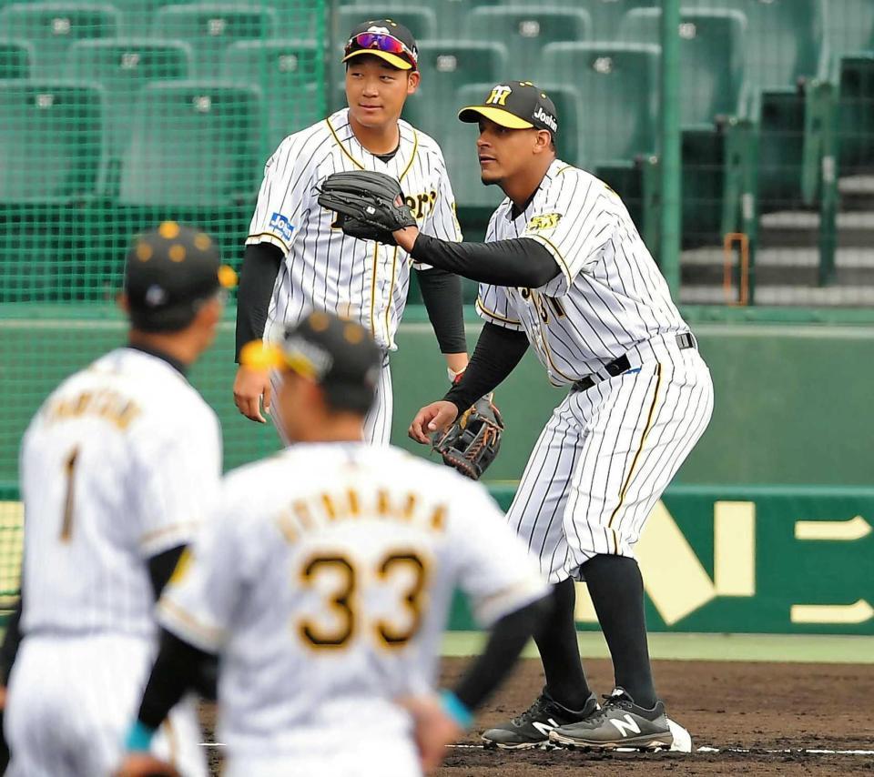 　大山（左）と共に三塁でノックを受けるマルテ（撮影・田中太一）