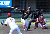 ３回阪神２死三塁、楽天・岸孝之（手前）から右前適時打を放つ阪神・木浪聖也＝倉敷マスカットスタジアム（撮影・高部洋祐）