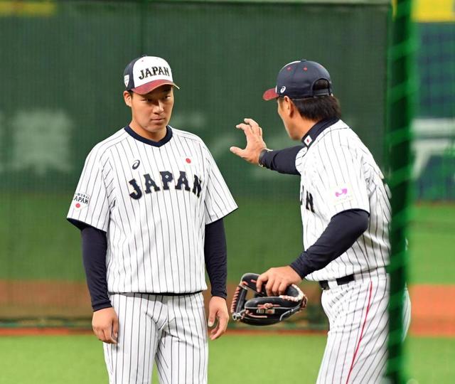 大山悠輔が侍ジャパンに合流　野球少年に帽子を被せるサービスも