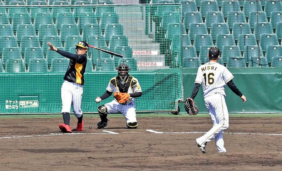 　西（右）の投球にスイングする糸井（撮影・佐藤厚）