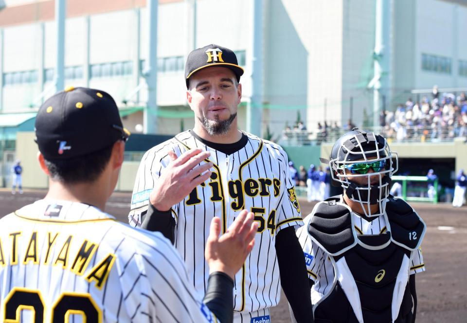 先発した阪神ランディー・メッセンジャーは５回１失点と好投した＝鳴尾浜（撮影・山口登）