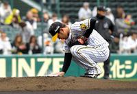 先発する阪神・西勇輝は巨人の打者と対決する前にマウンドに手を置く＝甲子園（撮影・田中太一）