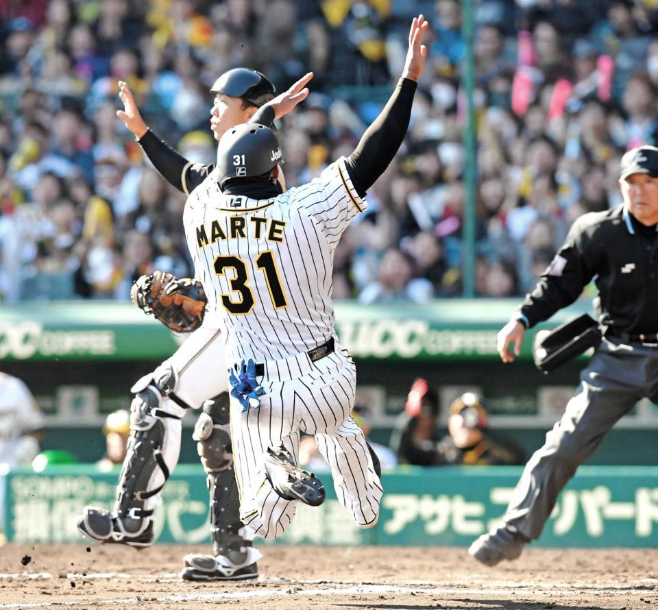 　７回、鳥谷の適時打で一気に本塁へ生還する二走・マルテ（撮影・田中太一）