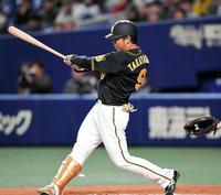 　２回、右前へ適時打を放つ高山（撮影・田中太一）