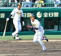 ３回阪神１死一塁、右前打を放ち駆け出す阪神・木浪聖也。左は次打者の阪神・近本光司＝甲子園（撮影・高部洋祐）