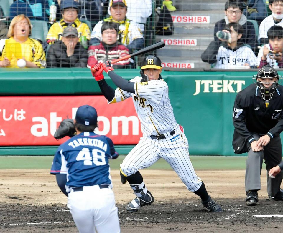 　３回、中前打を放つ糸井。投手・武隈（撮影・高部洋祐）