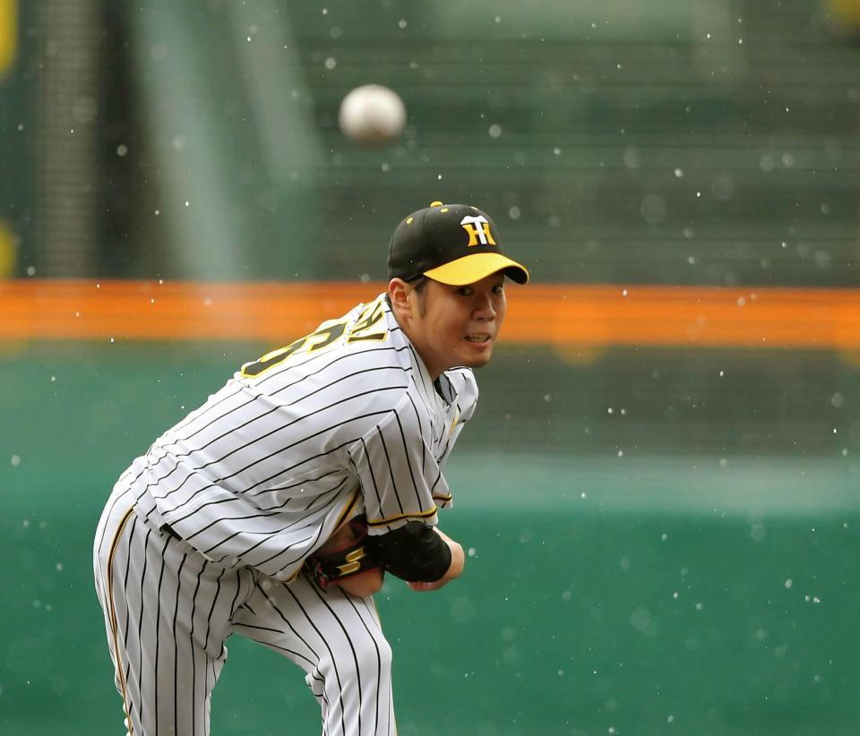 １回、ひょうが降る中力投する阪神・西勇輝＝甲子園（撮影・田中太一）