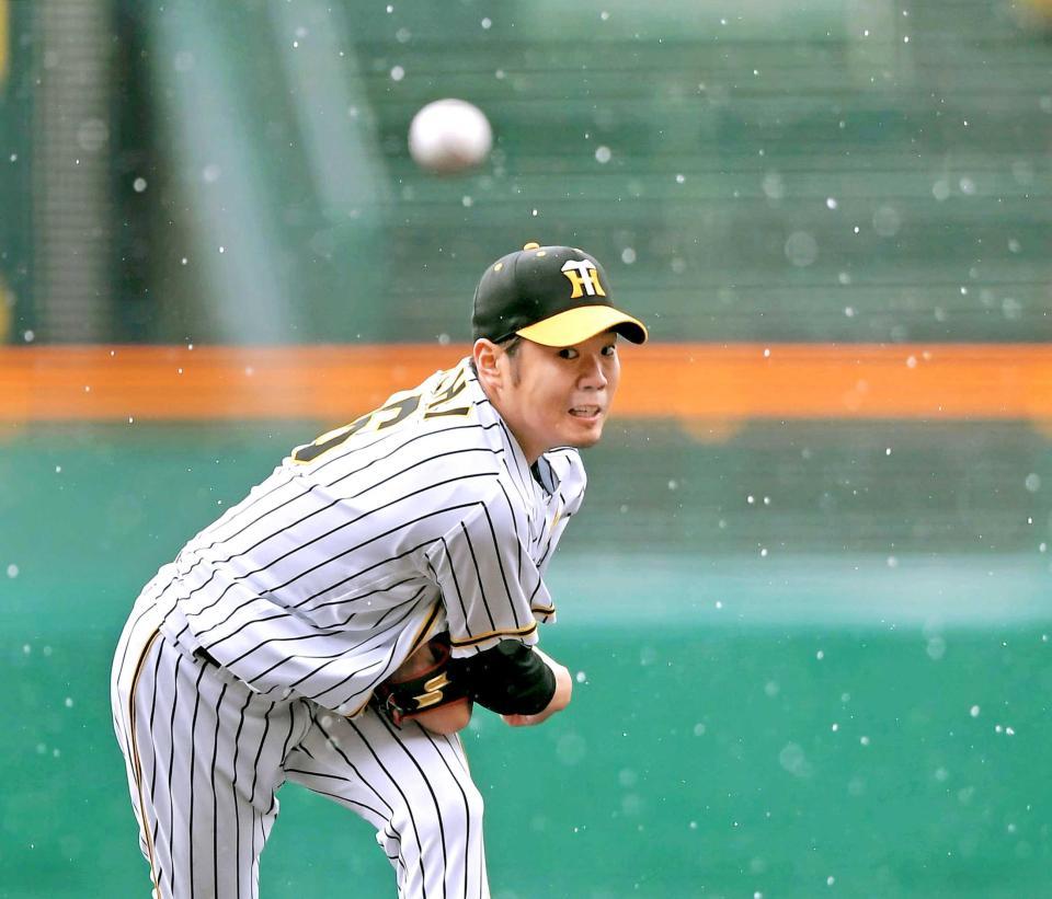 　１回、ひょうが降る中力投する西