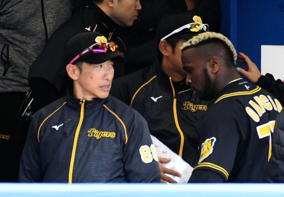 　２回を投げ終えベンチに戻ったガルシア（右）と言葉を交わした矢野監督（撮影・中田匡峻）