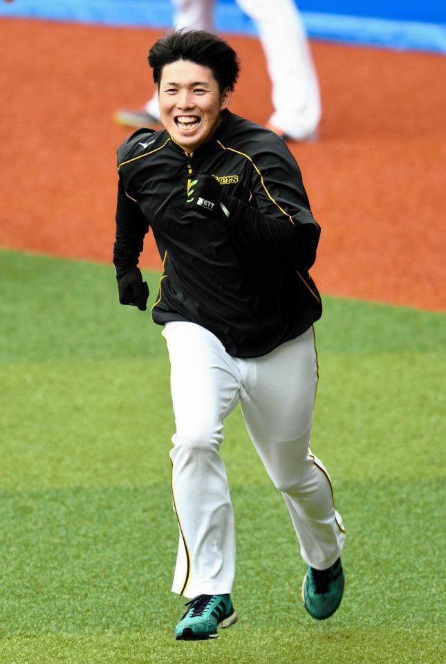 ダッシュをする阪神・馬場皐輔＝ＺＯＺＯマリンスタジアム（撮影・中田匡峻）