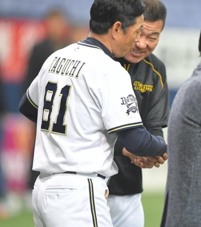 オリックス・田口コーチ（左）と握手を交わす阪神・福留