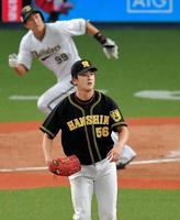 ９回、オリックス・杉本（奥）にサヨナラのソロを浴びる阪神・飯田