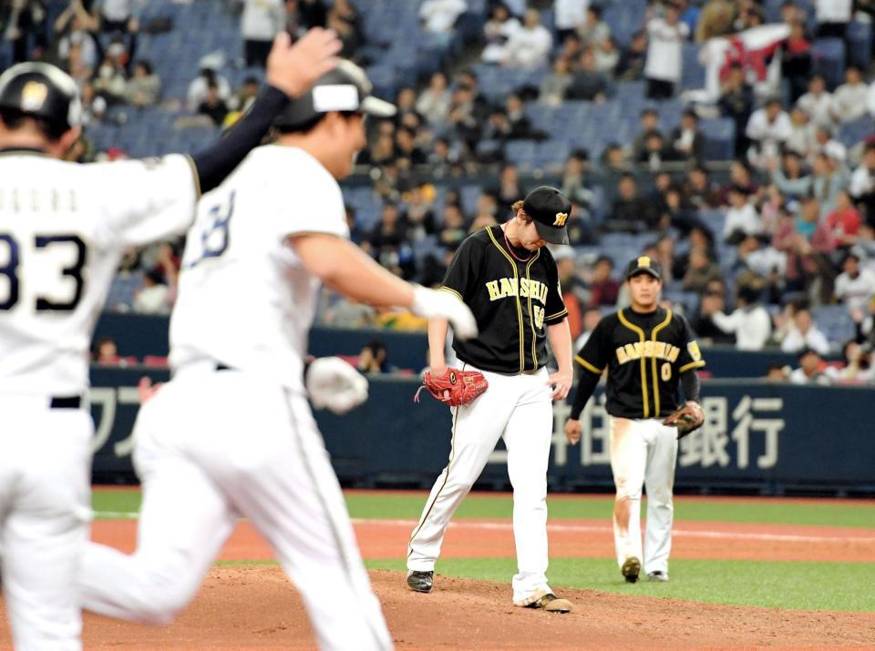 ９回、オリックス・杉本裕太郎（手前左から２人目）にサヨナラ本塁打を浴び、下を向いてベンチへ戻る阪神・飯田優也＝京セラドーム大阪（撮影・田中太一）