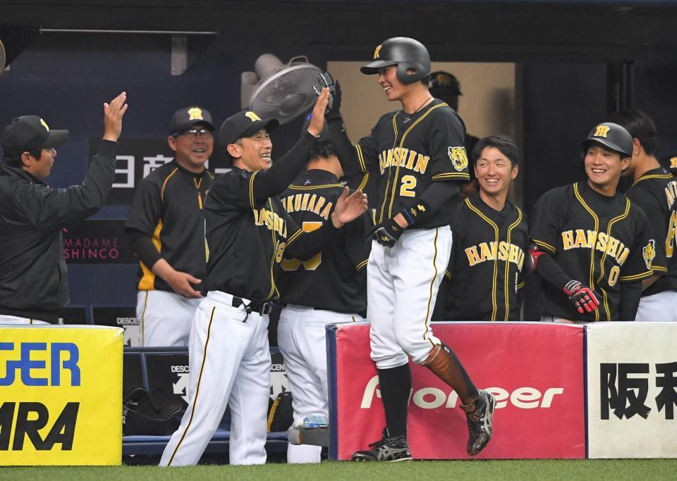 ９回、同点となる適時打を放った北條（中央右）を迎える矢野監督（同左）