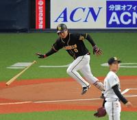 　１回、オリックス・山岡泰輔（手前）から中前打を放つ木浪＝京セラドーム