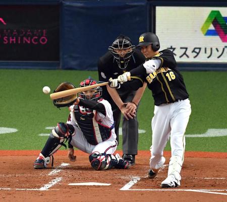 ２回阪神１死満塁、阪神・西勇輝は右前適時打を放つ（捕手オリックス・若月健矢）＝京セラドーム大阪（撮影・山口登）