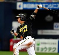 ８回阪神２死二塁、左へ適時二塁打を放つ阪神・梅野隆太郎＝京セラドーム大阪（撮影・田中太一）