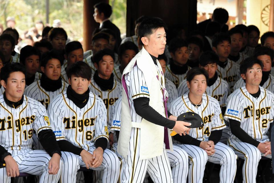 　本殿に入る矢野監督（手前）＝撮影・高部洋祐