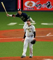 ４回ヤクルト１死満塁、ヤクルト・村上宗隆（奥）に先制の犠飛を浴びる阪神　ランディ・メッセンジャー＝京セラドーム（撮影・高部洋祐）