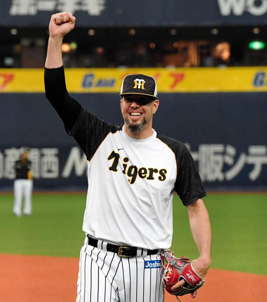 　キャッチボールを終え、拳を高々と突き上げるメッセンジャー