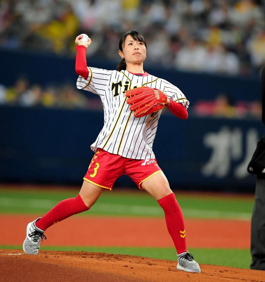 なでしこ鮫島彩が阪神開幕戦で始球式 ワンバンも 練習していたよりはまとも 阪神タイガース デイリースポーツ Online