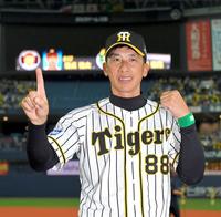 　１勝目のポーズを見せる矢野監督